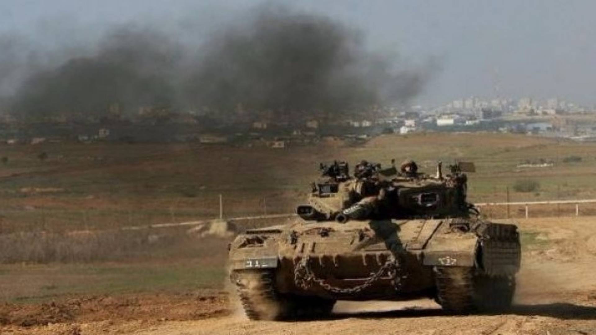 الاحتلال يستهدف منازل الفلسطينيين والصيادين في غزة