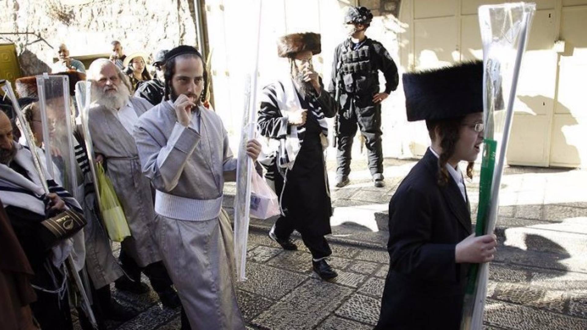 120 مستوطنا يقتحمون المسجد الأقصى