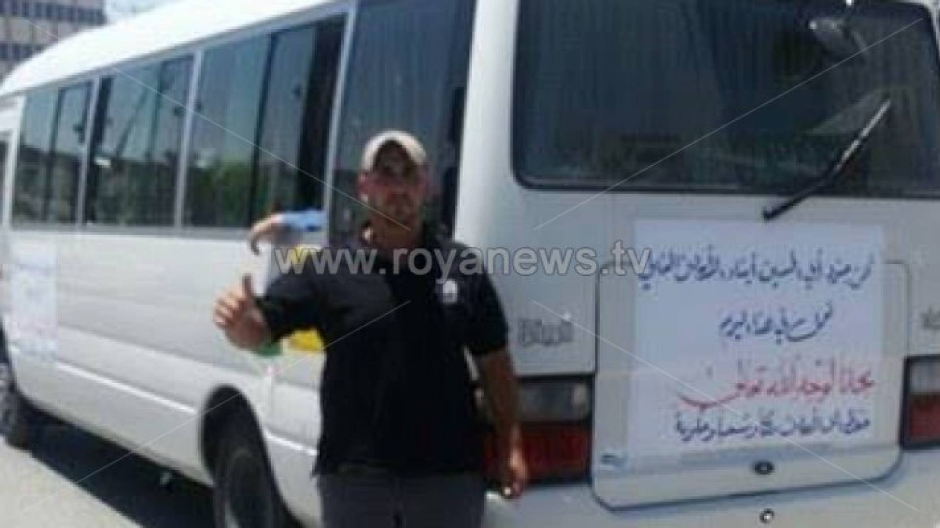 الكرك: شاب ينقل الركاب لوجه الله تعالى في رمضان