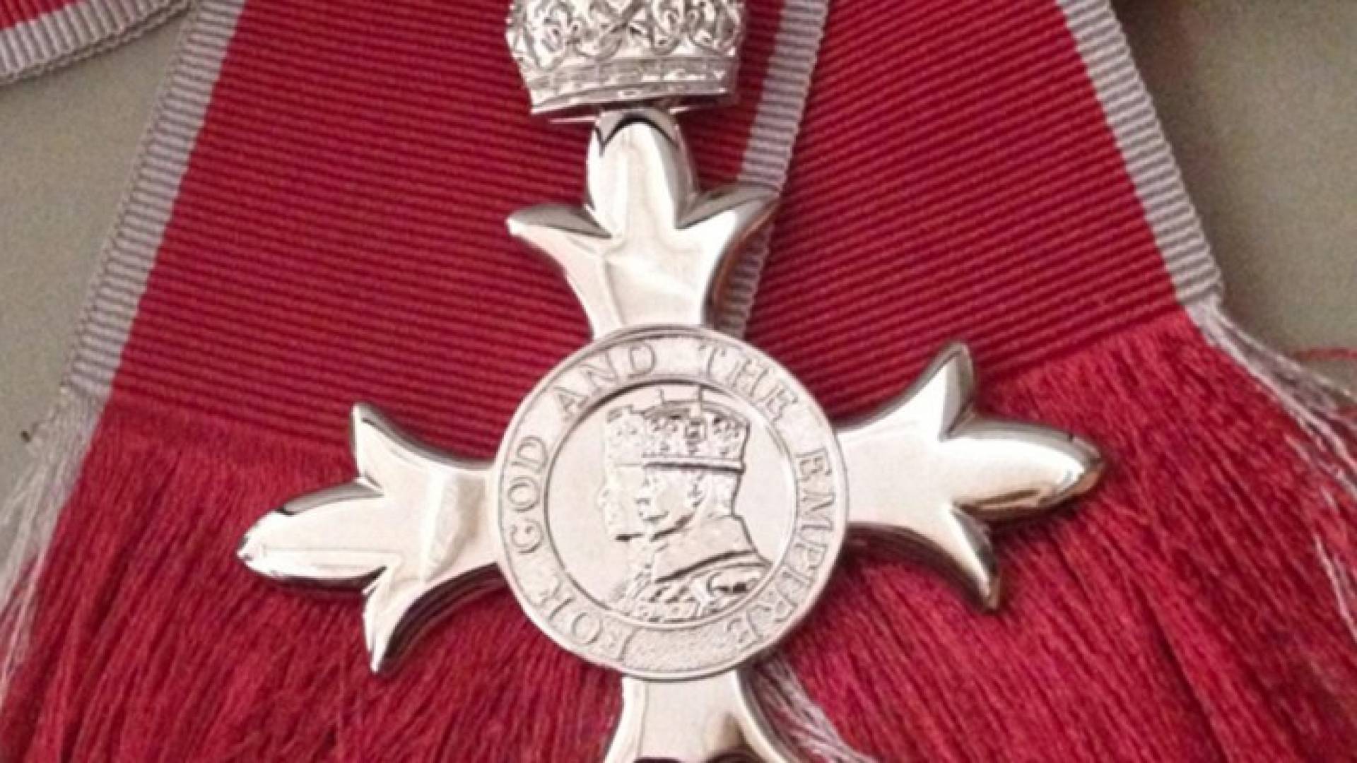 تشارلز يقلد ضابطا مسلما وسام الإمبراطورية البريطانية