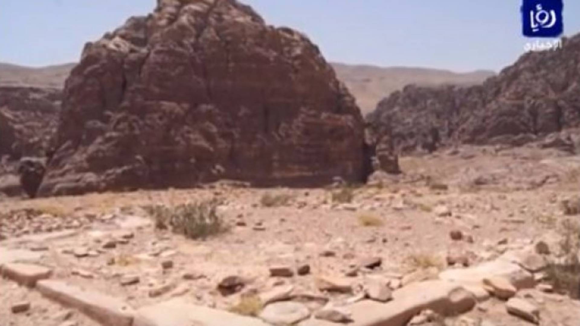 الموقع يقع على بعد 800 متر عن خزنة البترا