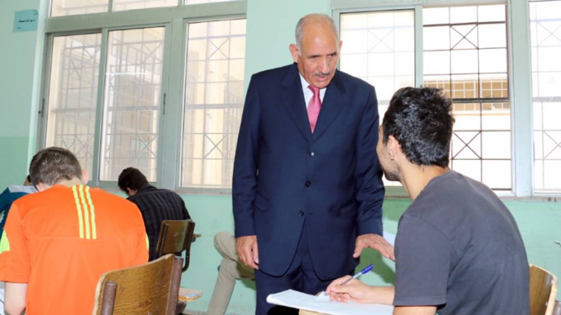 الوزير الذنيبات يتفقد طلبة الثانوية 