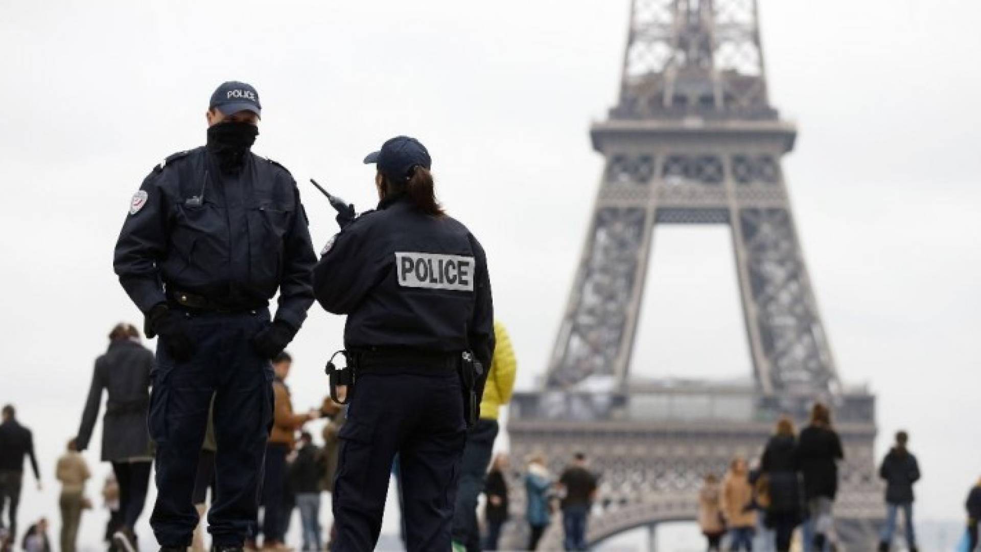 مسلح يقتل شرطيا ويحتجز رهائن قرب باريس