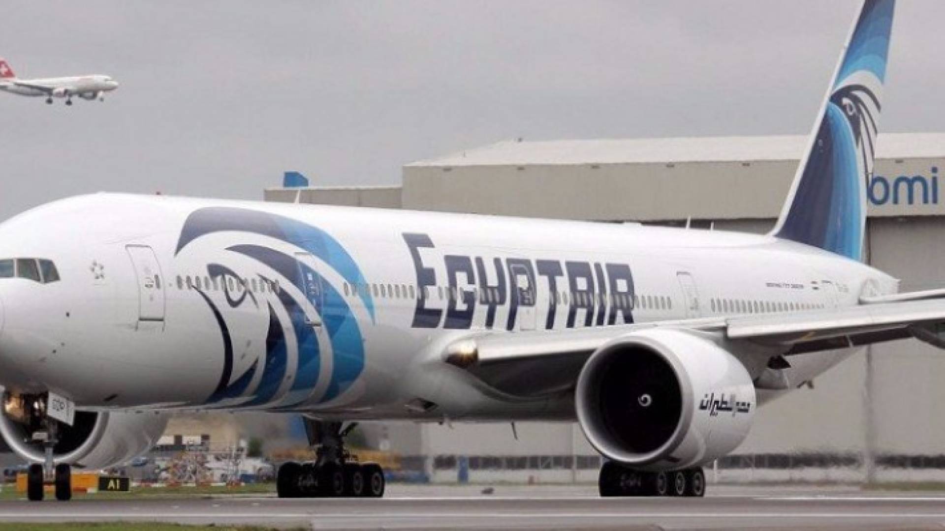  الطائرة المصرية المنكوبة أن الطائرة انحرفت لدورة كاملة قبل سقوطها