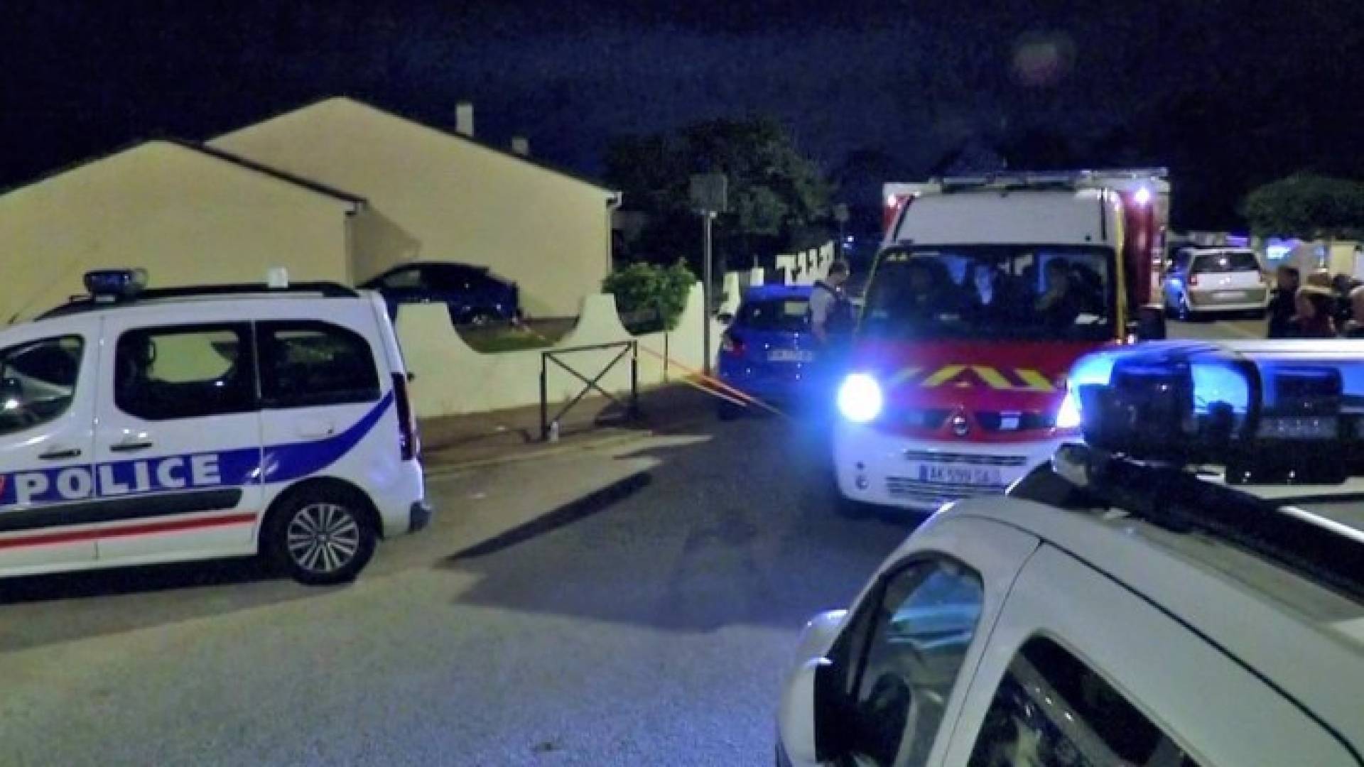 فرنسا: قاتل الشرطيين خطط لاستهداف صحفيين وفنانين