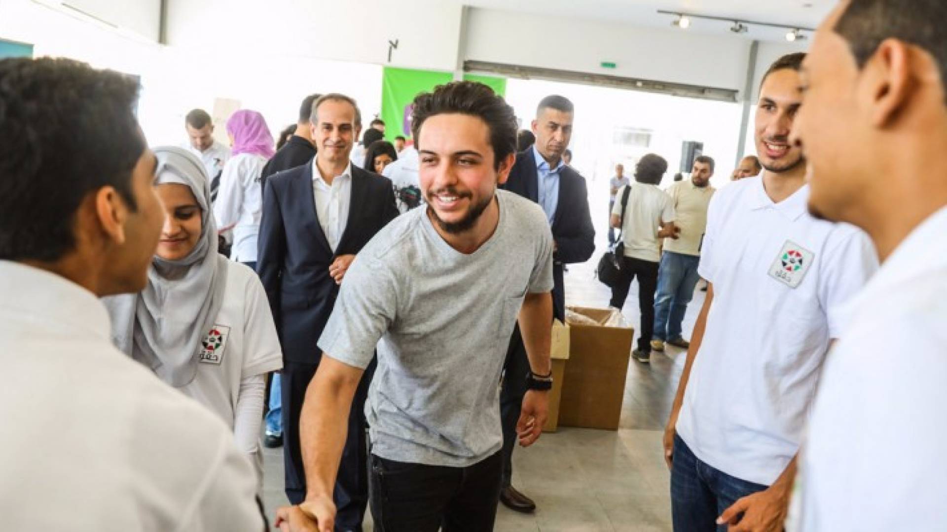 ولي العهد يشارك في مبادرة بنك الملابس الخيري