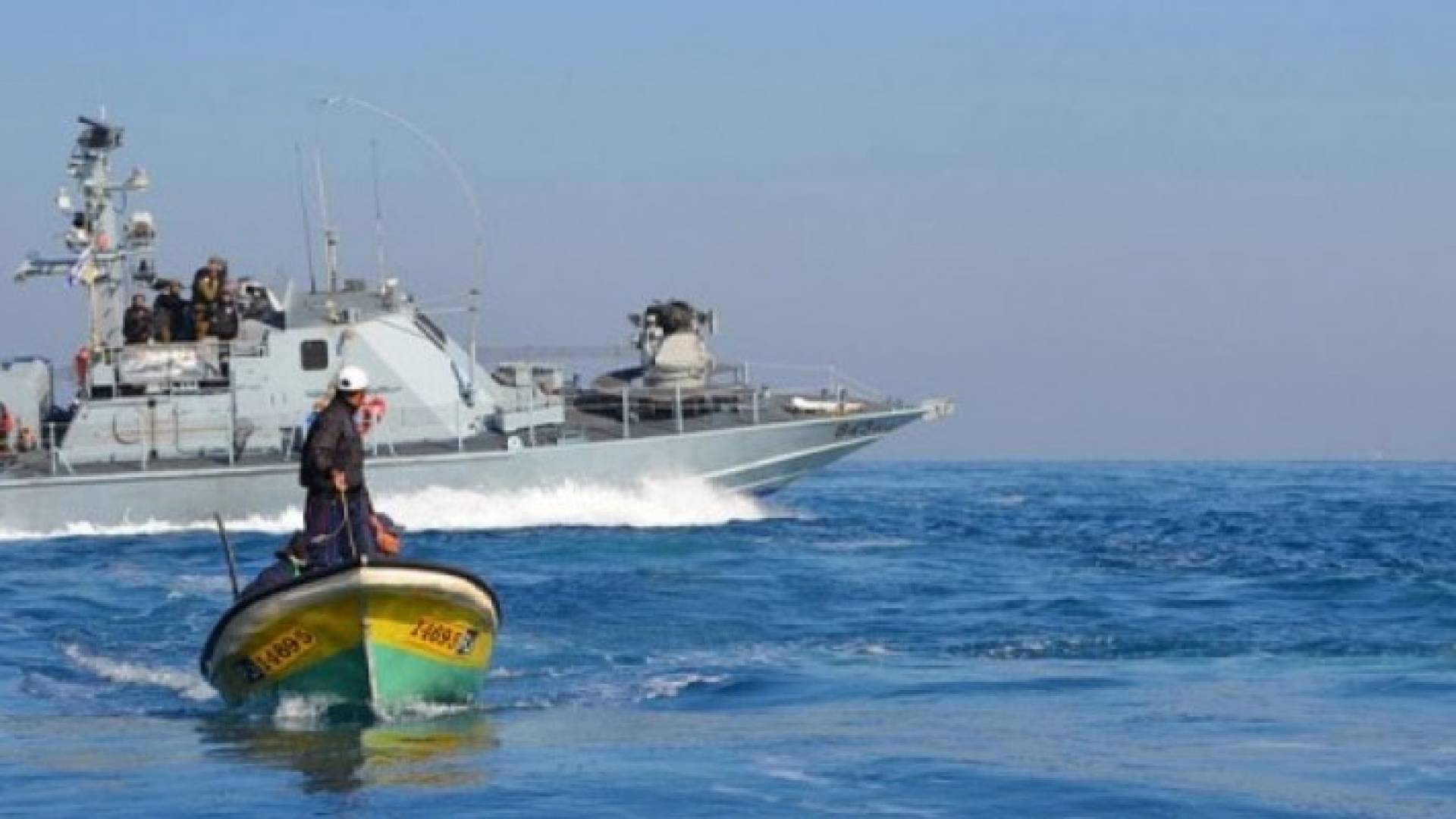 الاحتلال يعتقل عشرة صيادين قبالة شاطئ غزة 