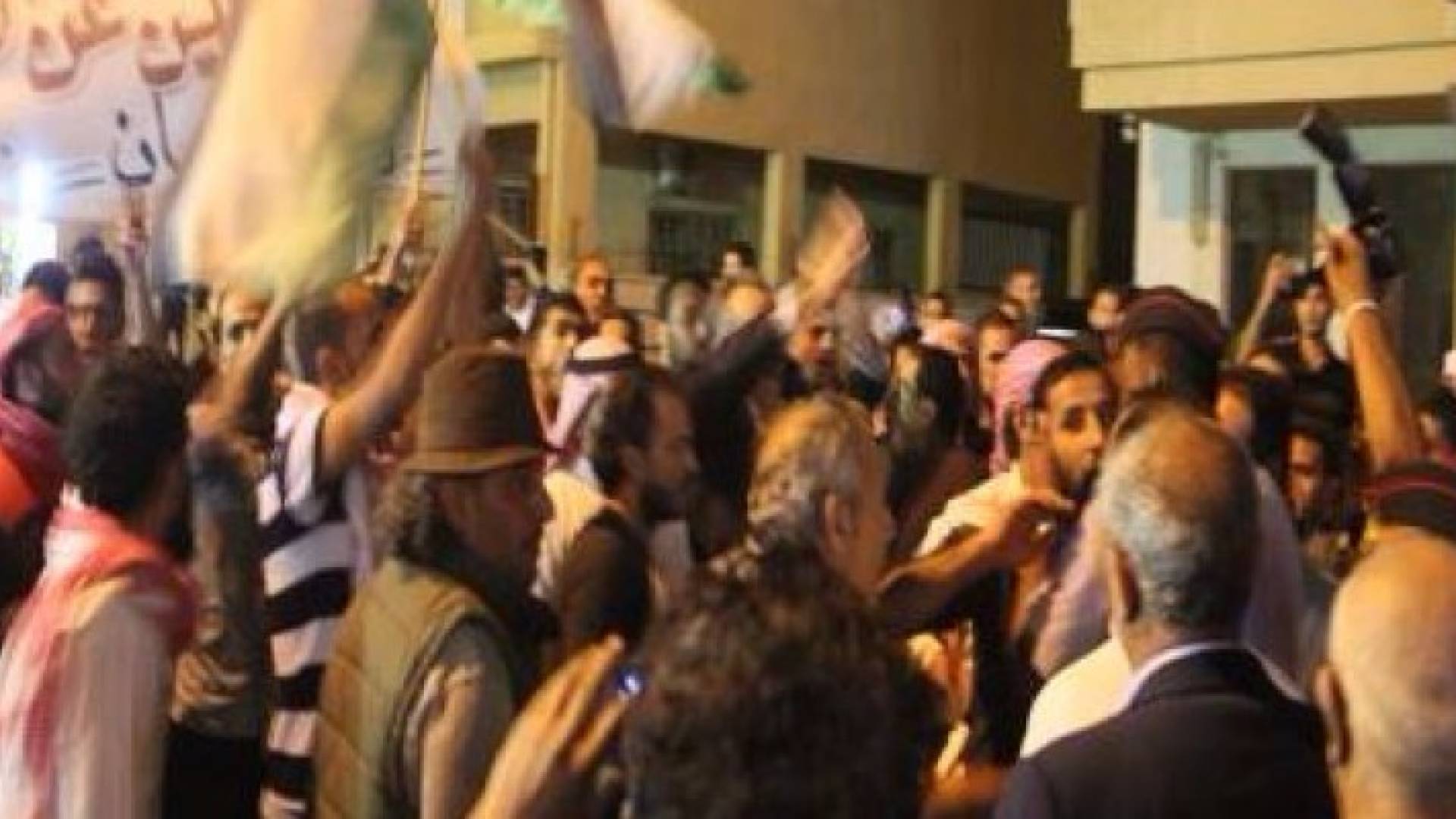 الدرك يزيل خيمة المعتصمين في ذيبان .. صور