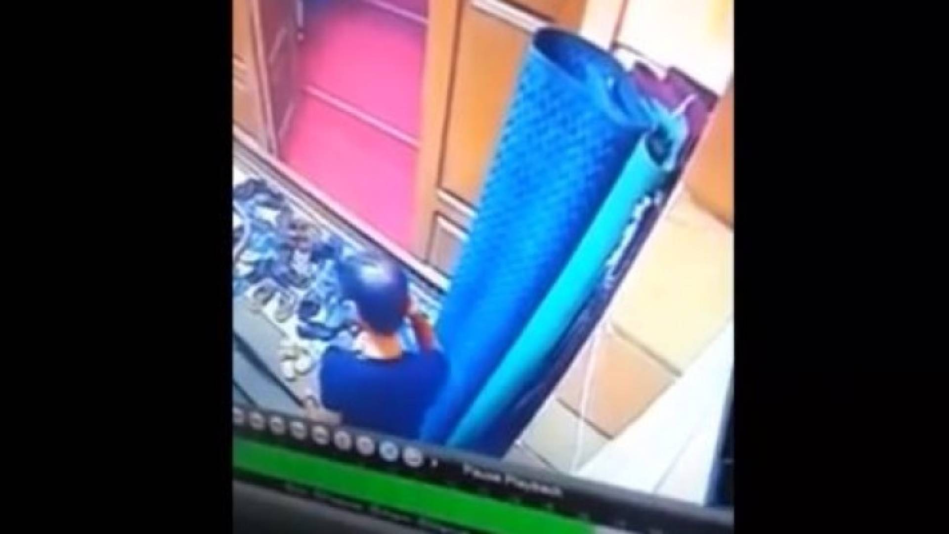 بالفيديو: لص يسرق أحذية المصلين بأحد مساجد المدينة المنورة