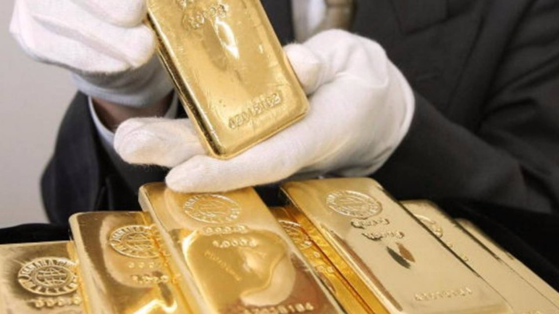 الذهب يتجاوز 1300 دولارا