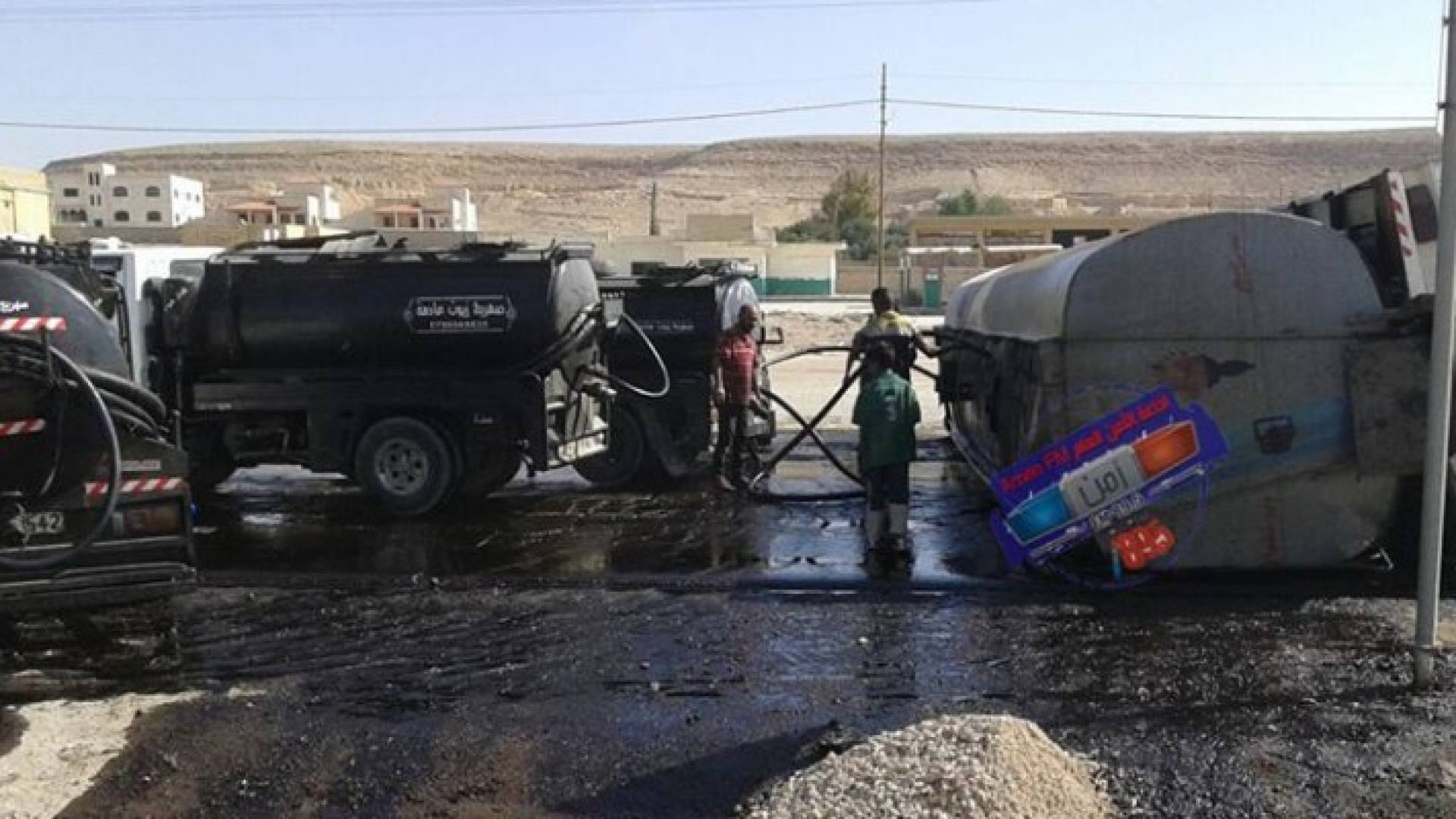 تدهور الصهريج أدى لانسكاب المادة النفطية على طول الطريق الواصل بين الزرقاء والأزرق 