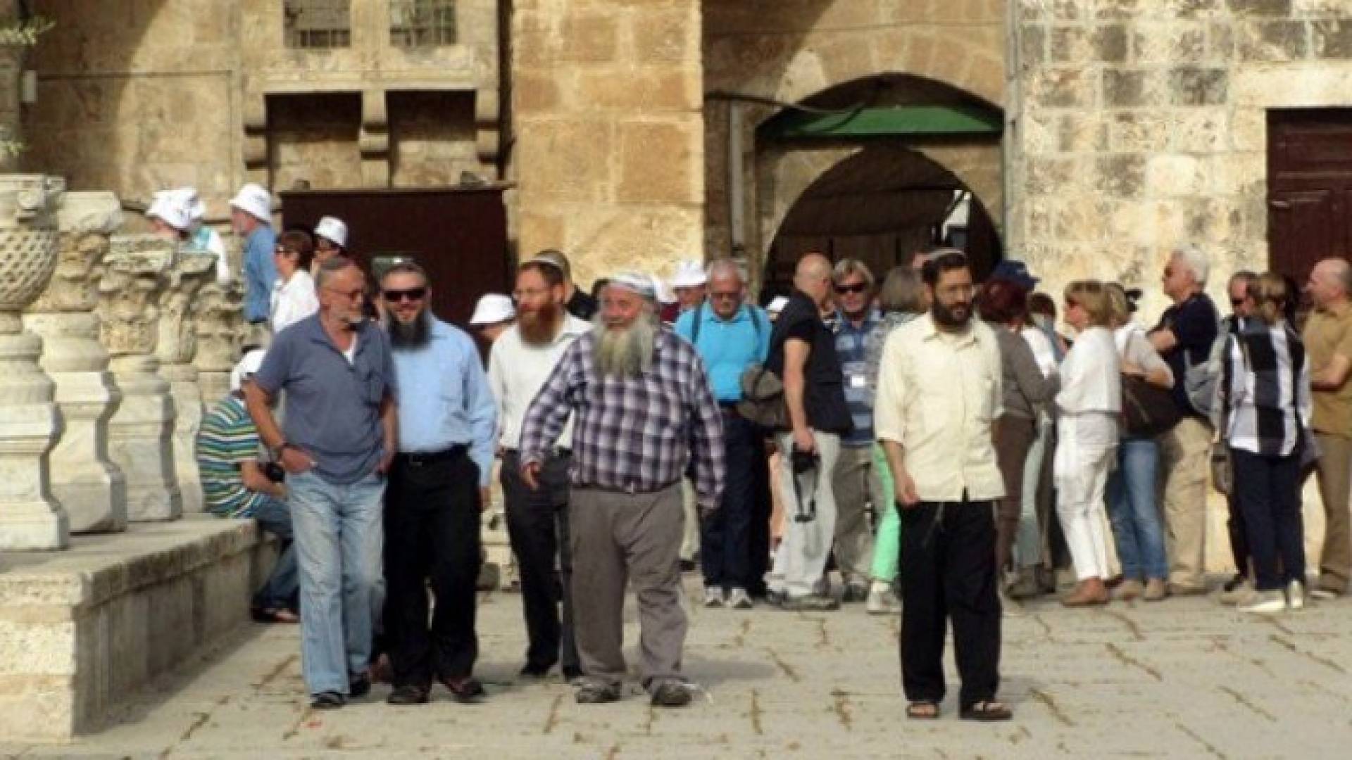 مستوطنون متطرفون يقتحمون باحات الأقصى