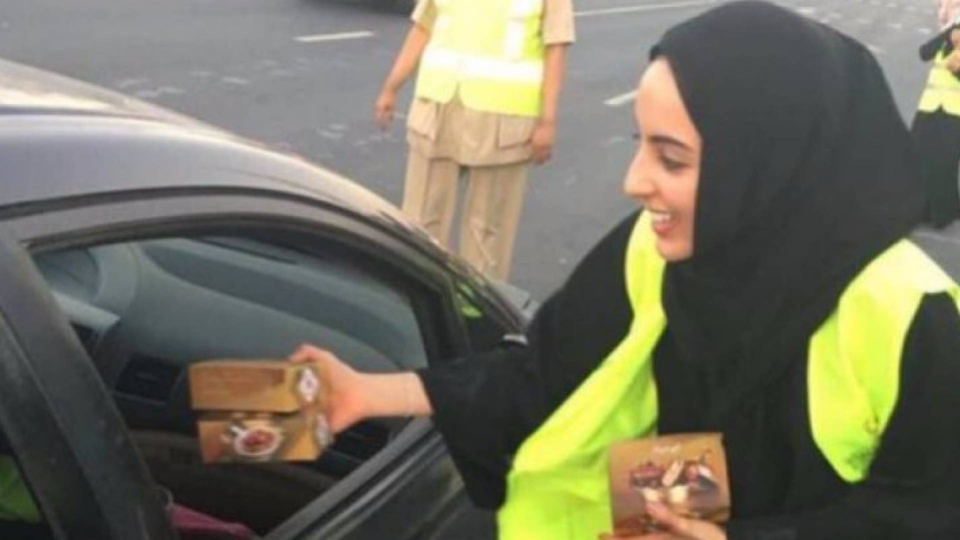 أصغر وزيرة إماراتية توزع على الصائمين وجبات في الطرقات