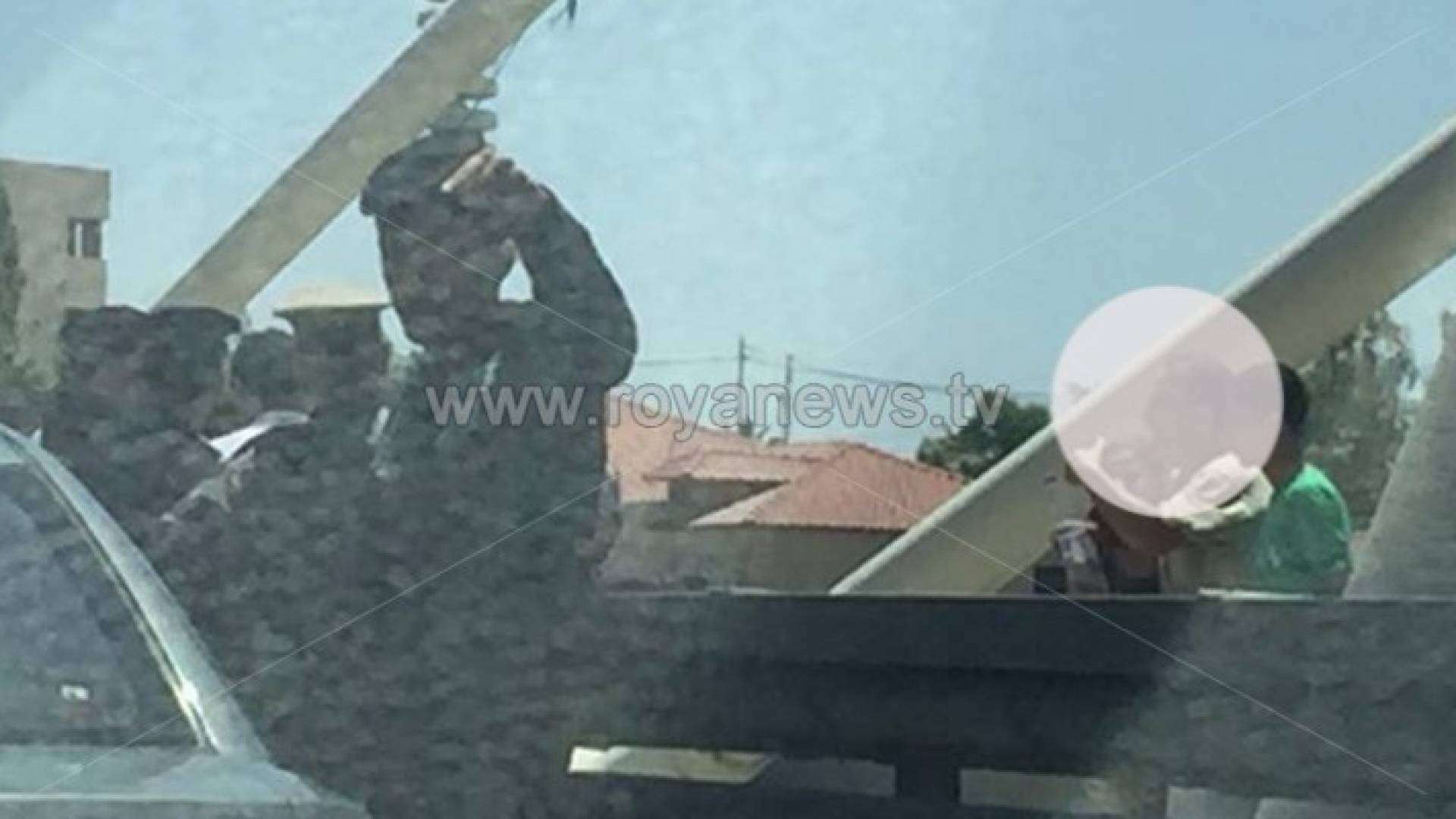 الامن يمنع رجلا حاول حرق 3 من أولاده والانتحار على جسر عبدون ..صور