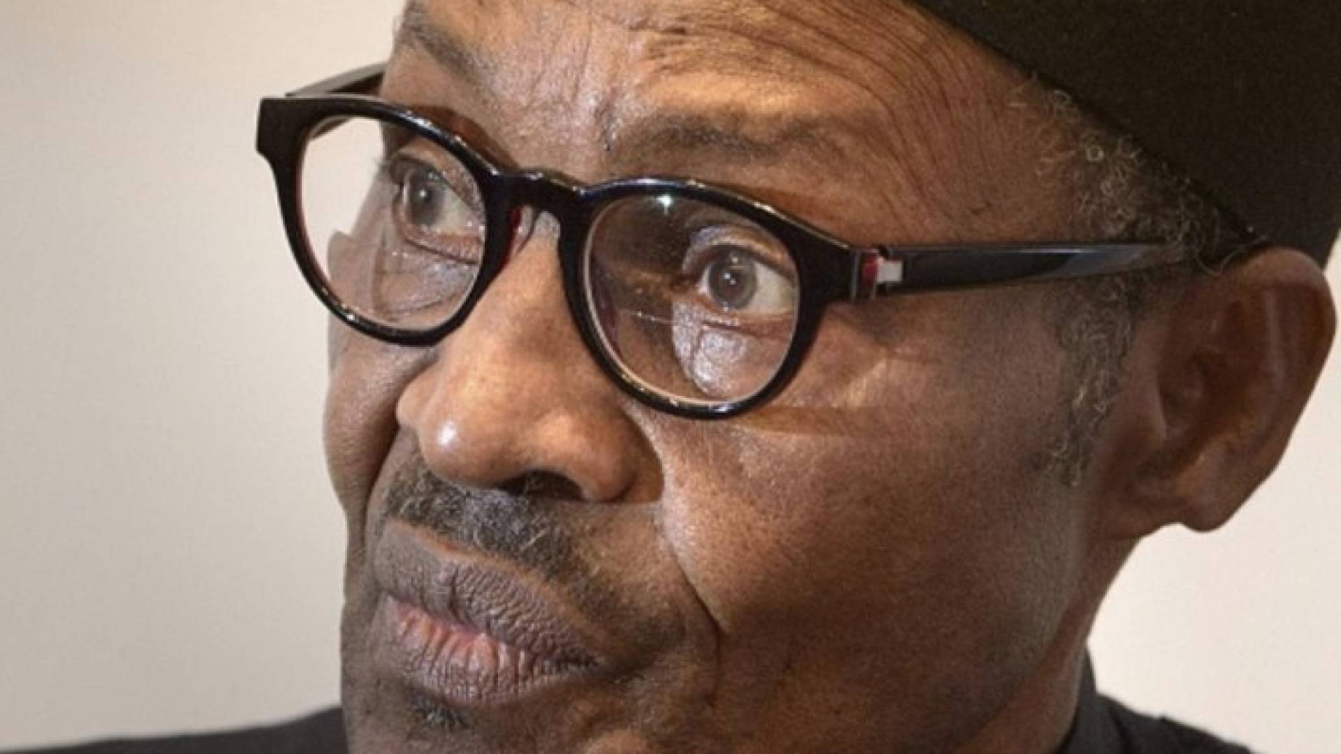 رئيس نيجيريا يمدد عطلته في لندن بعد العلاج من مرض في أذنه