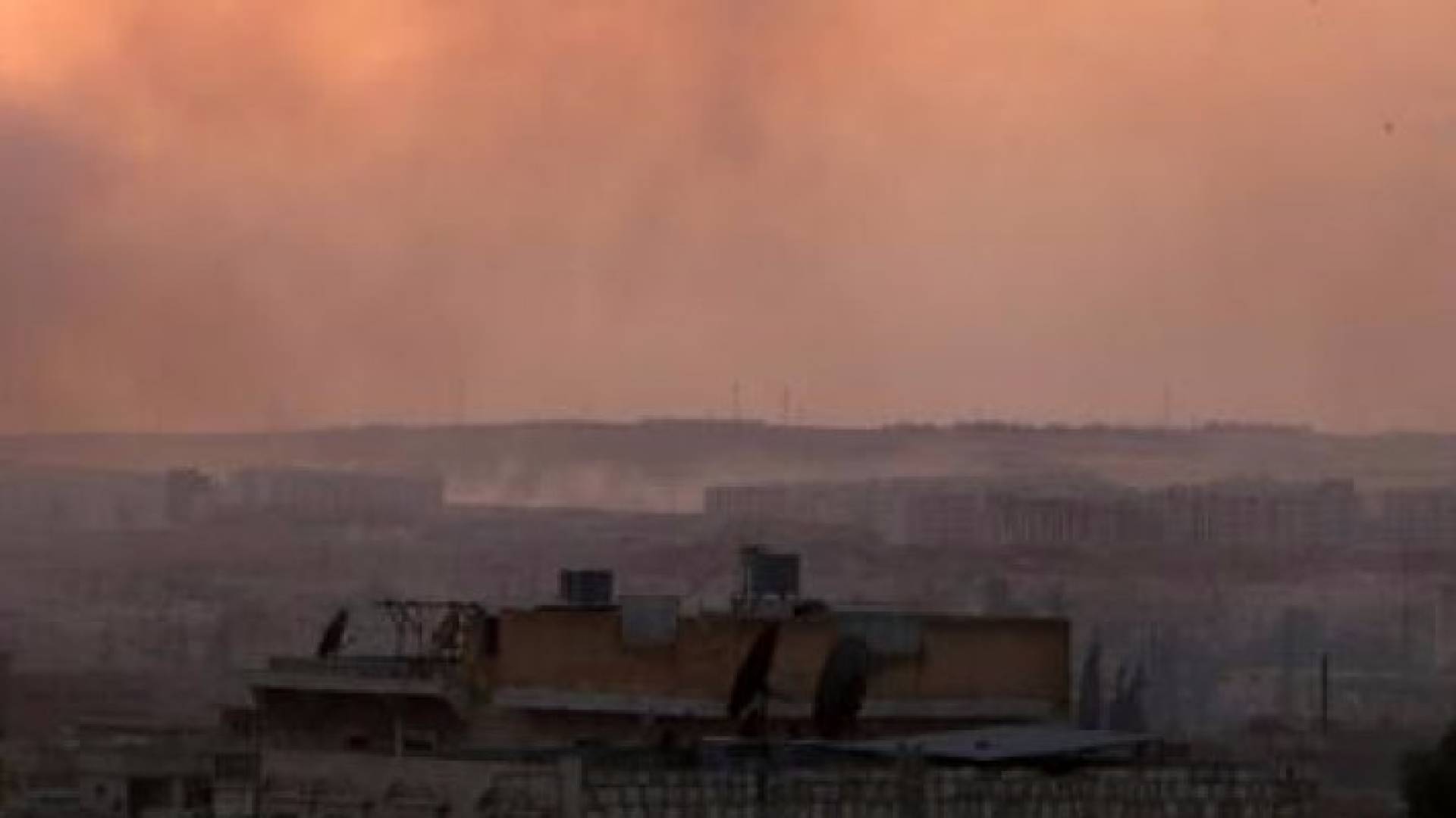 دخان يتصاعد عقب ضربات جوية على طريق الكاستيلو في حلب - أرشيفية