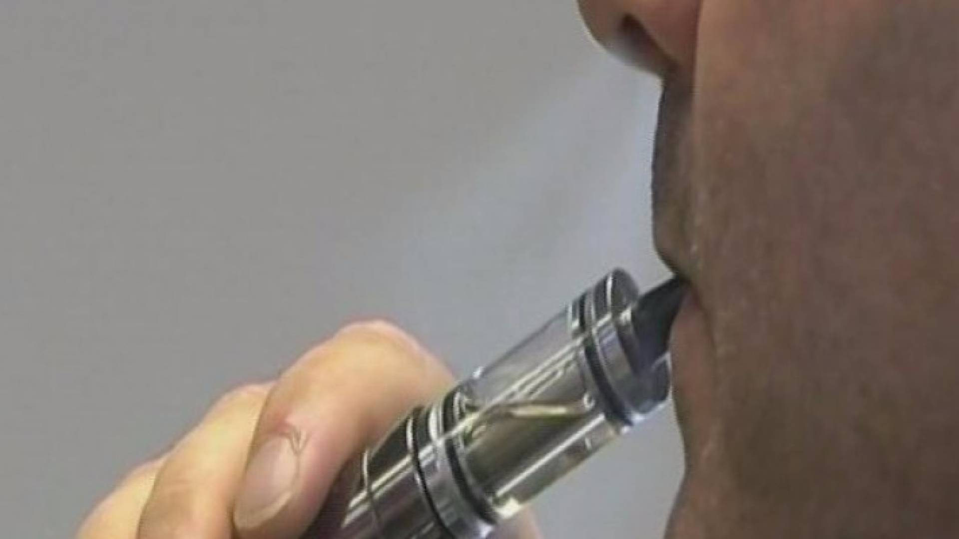 مدخنو "الإلكترونية" اليافعون أكثر عرضة للتدخين "العادي"