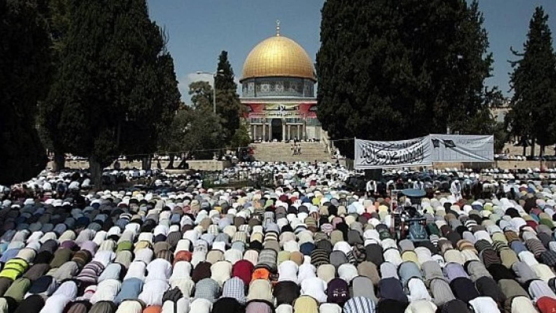 200 ألف مصل يؤدون صلاة الجمعة الثانية في رحاب الأقصى