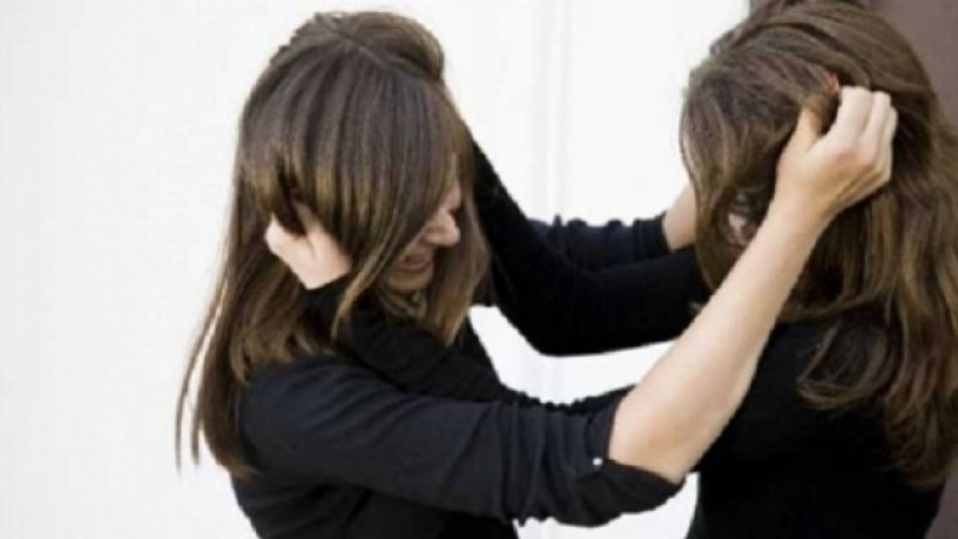 اربد: فتاتان تتشاجران بسبب "الغيرة" على شاب .. تفاصيل