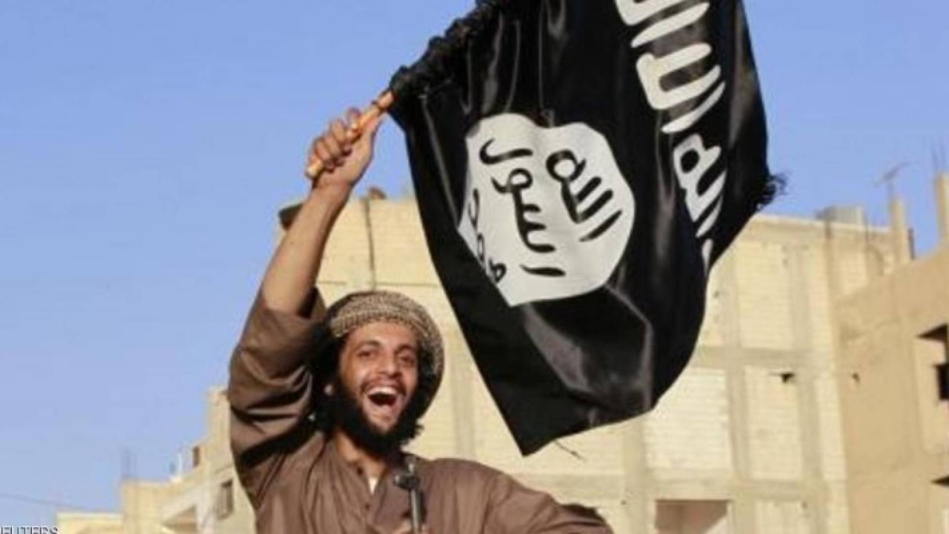  مقاتل من داعش يرفع راية بشارع في الرقة بشمال سوريا