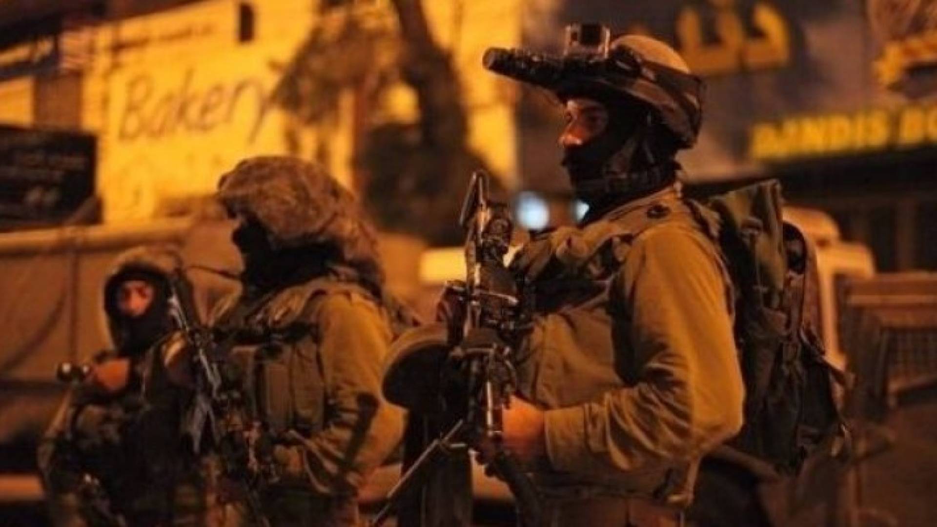 قوات الاحتلال خلال اقتاحمها عددا من منازل الفلسطينيين في بلدة يطا 