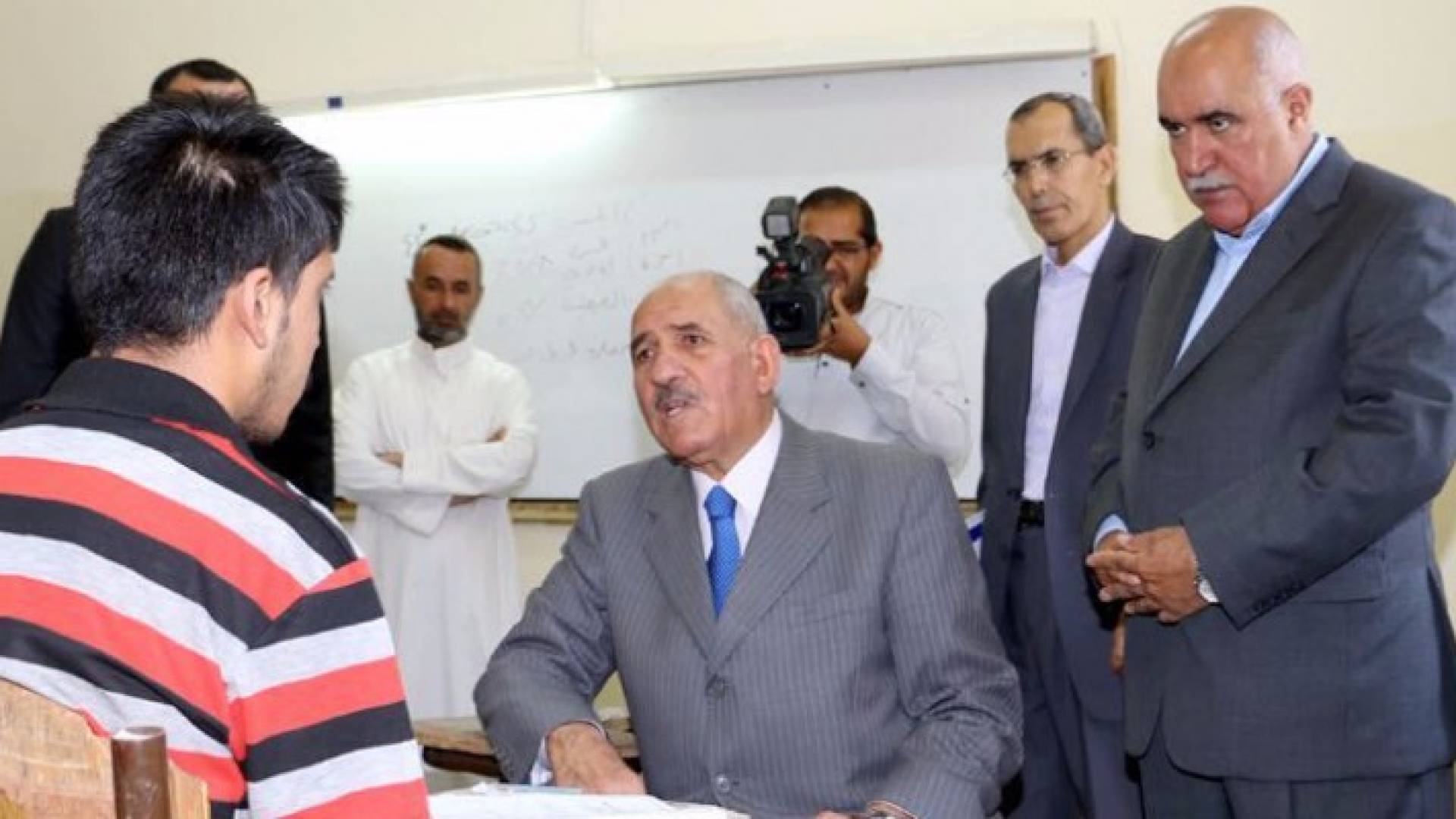 الدكتور الذنيبات خلال تفقده لعدد من قاعات الامتحان في قصبة السلط 