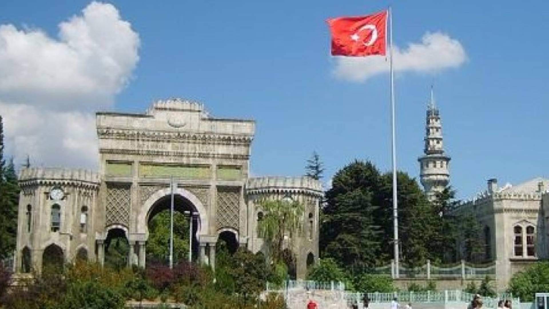 تتضمن الشروط المطلوبة أن يكون الطالب أردني الجنسية