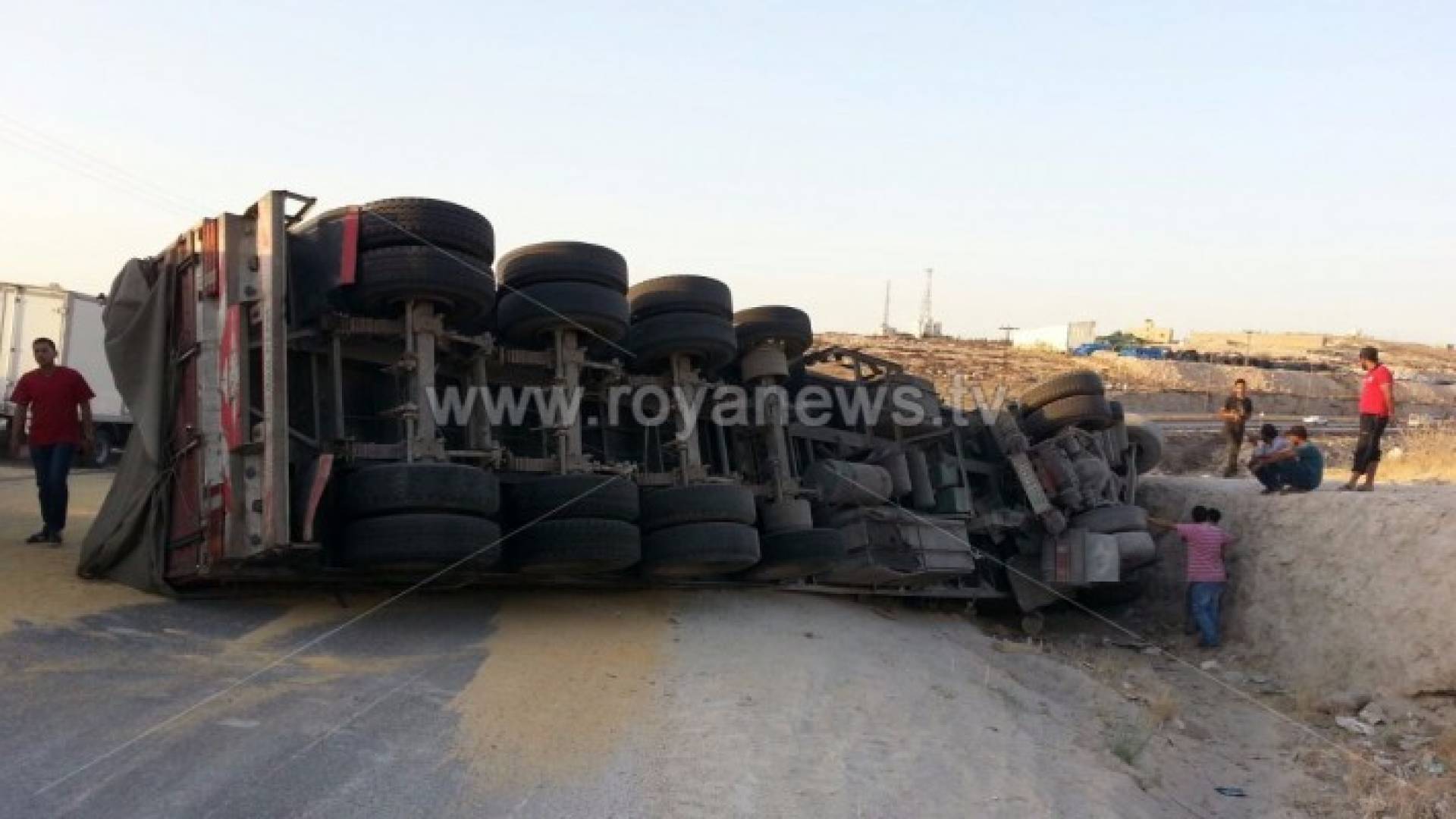 بالصور: انقلاب شاحنة على الطريق الصحراوي