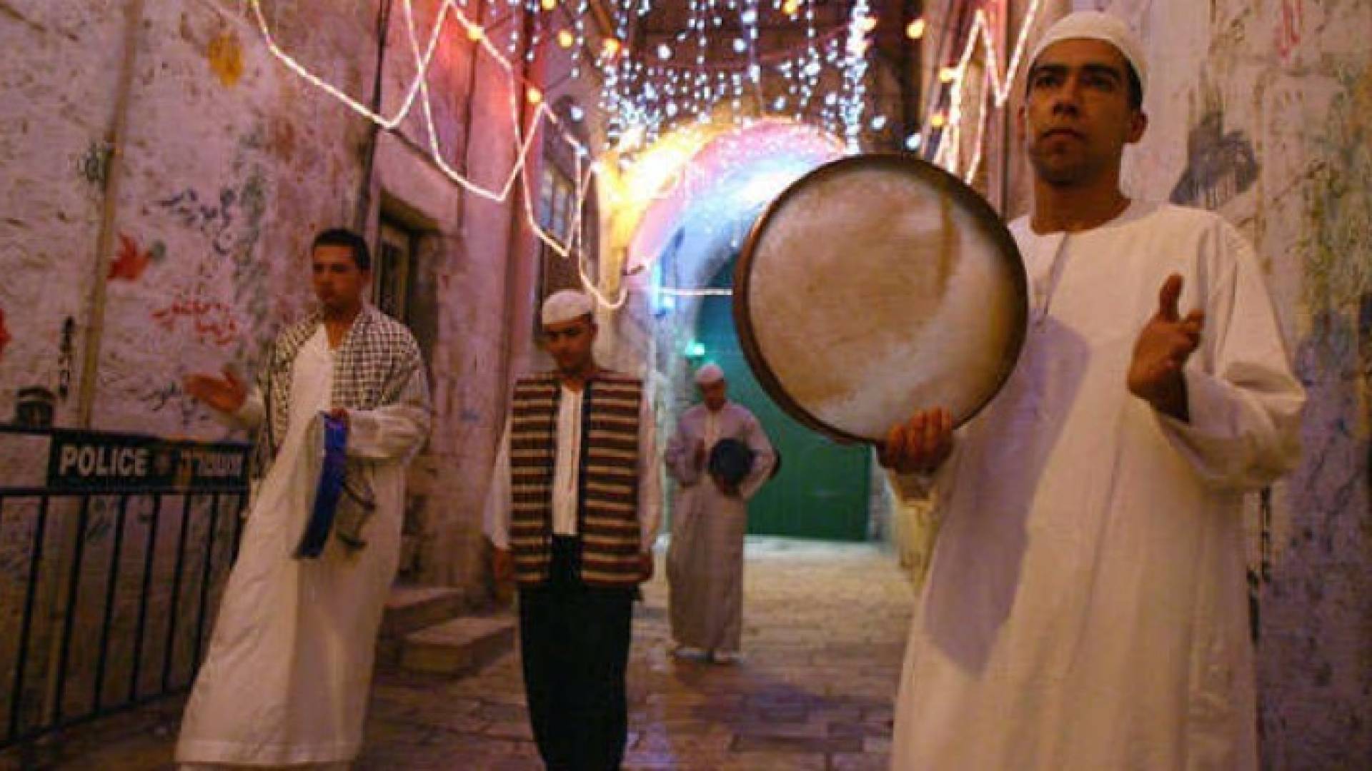 الفلسطينيون متمسكون بـ" المسحراتي"