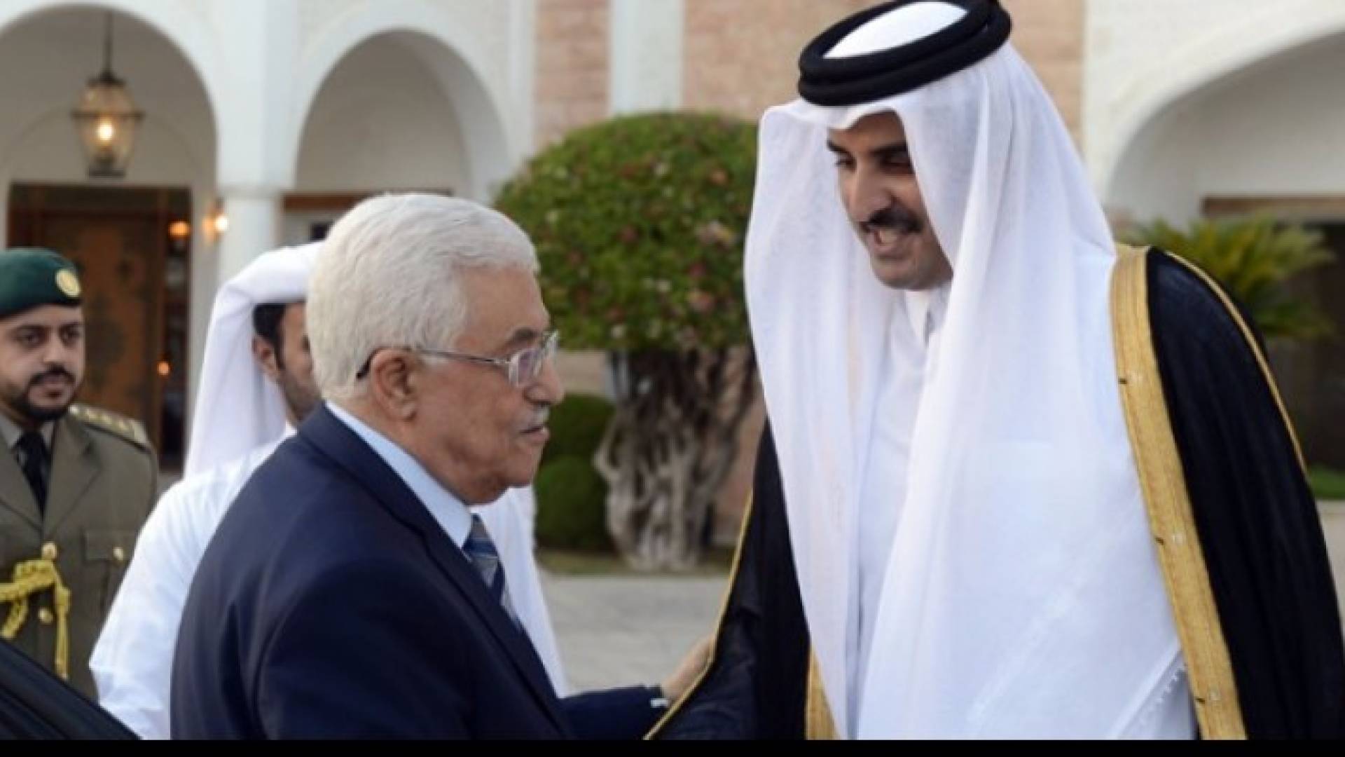 أمير قطر يقيم مأدبة إفطار للرئيس الفلسطيني
