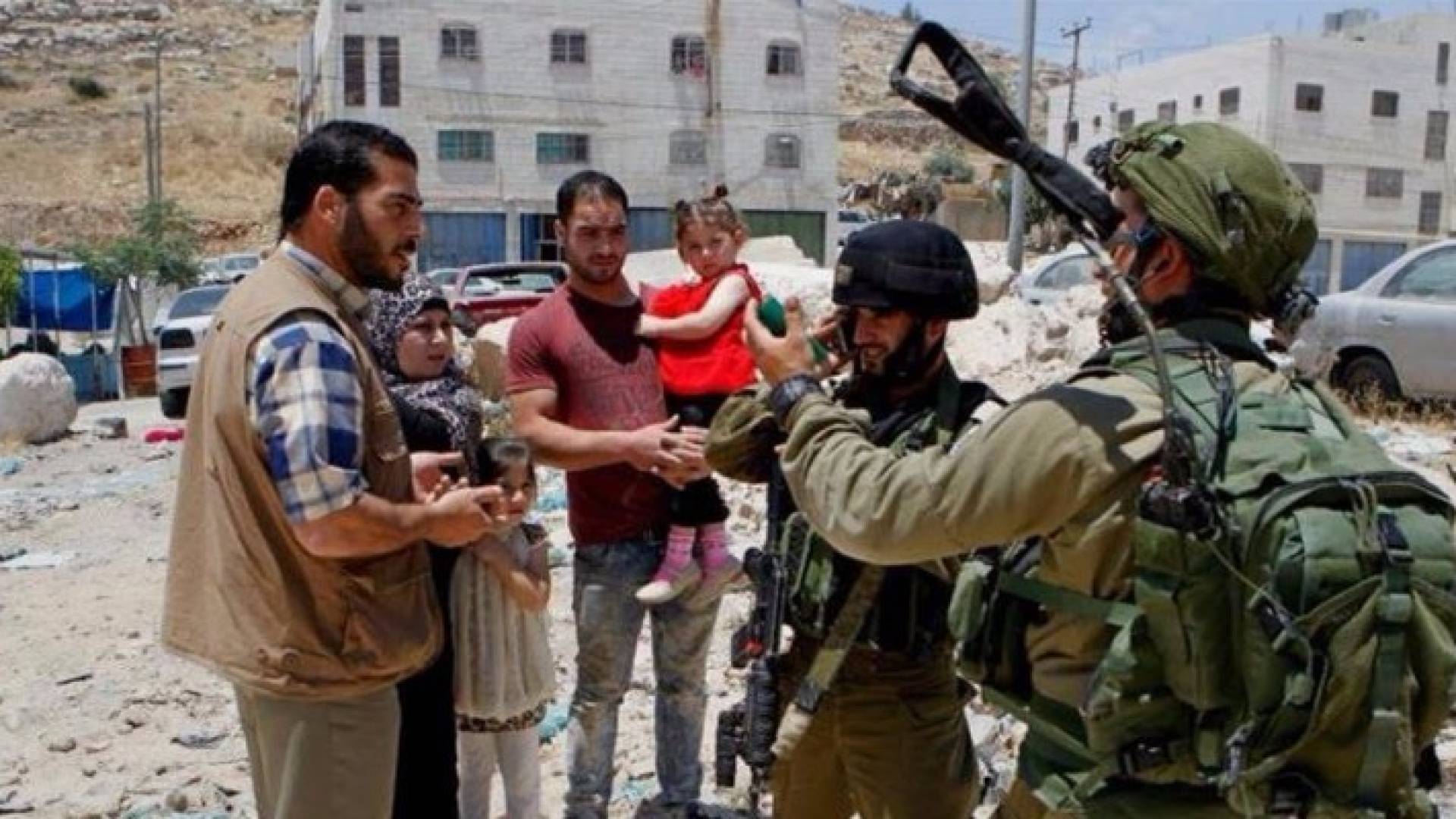 يحتاج تنقل الفلسطينيين بين قطاع غزة والضفة الغربية إلى موافقة مسبقة من سلطات الاحتلال الإسرائيلية