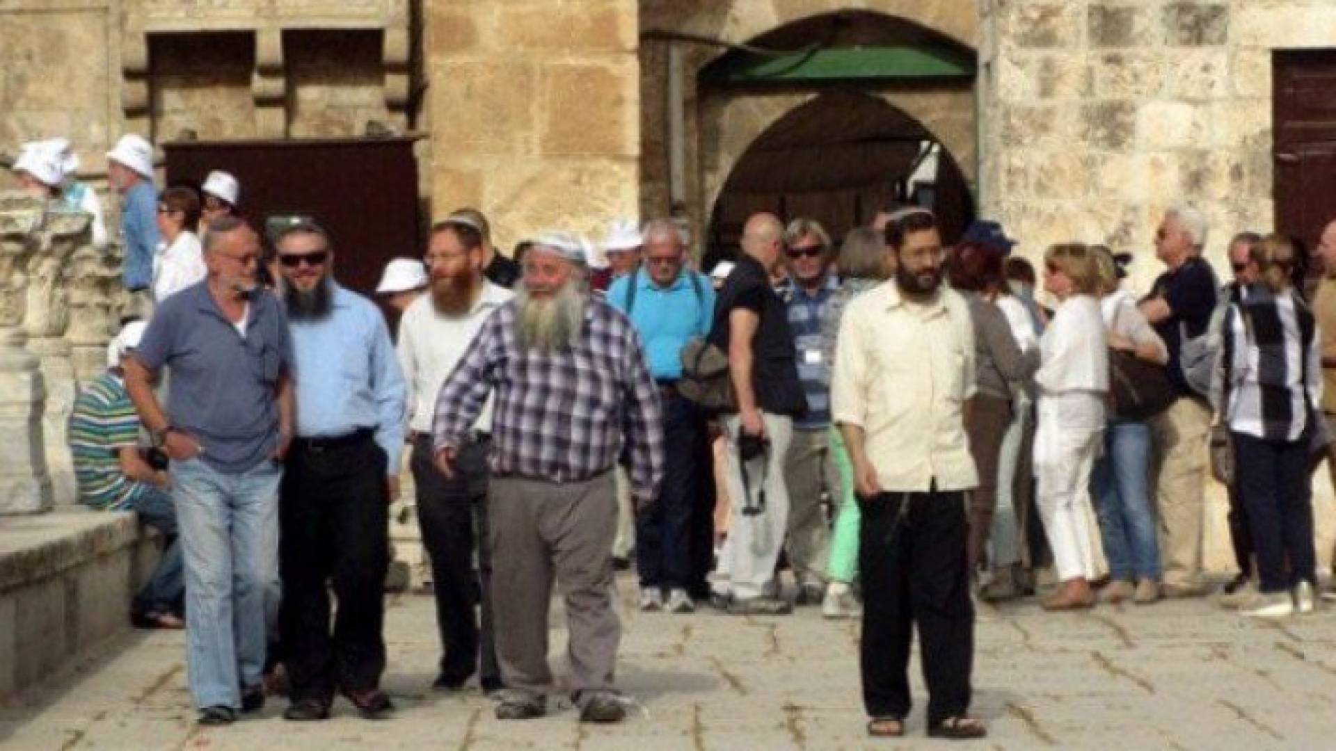 أدى المستوطنون طقوسا تلمودية في ساحات المسجد الاقصى المبارك 