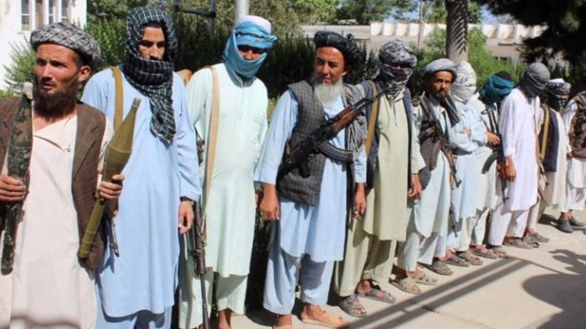 أفغانستان: 15 مسلحا من طالبان يسلمون أنفسهم للأمن