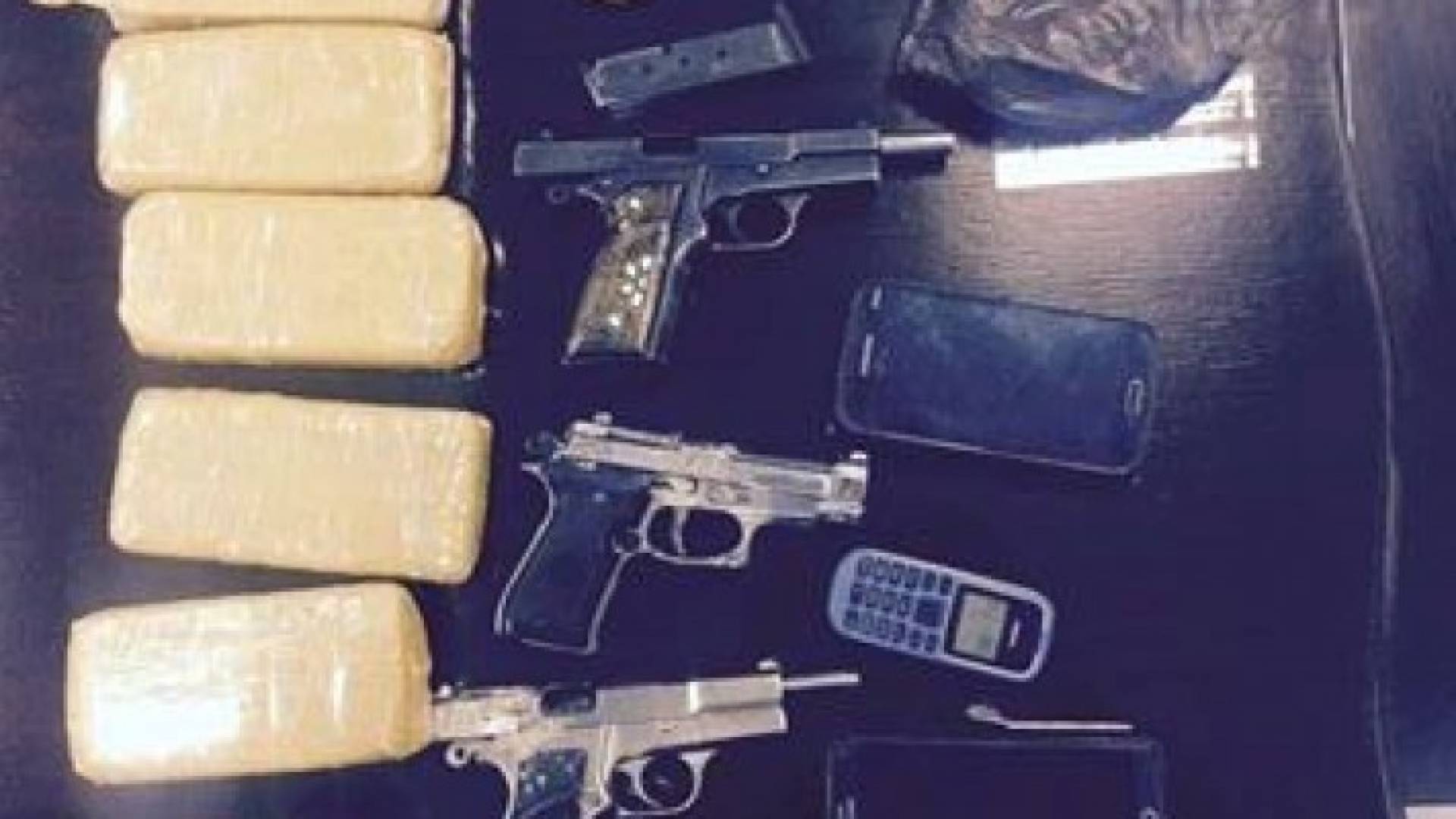 القبض على شخصين بحوزتهما أسلحة وهيروين بمادبا