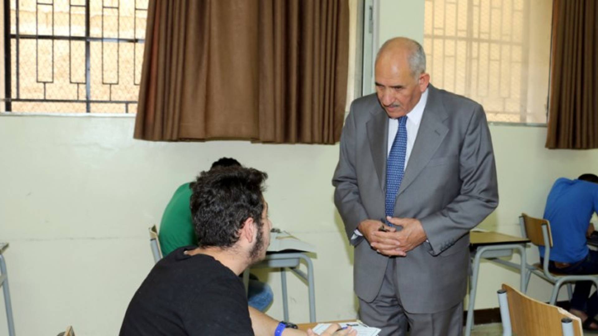 الذنيبات يتفقد قاعات التوجيهي في لواء ماركا بعمان