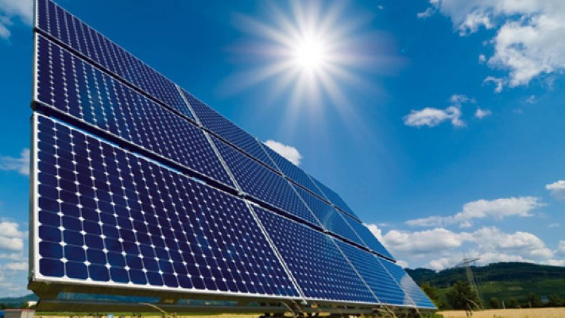 بعد تفاقم ازمة الكهرباء في غزة تنتشر الطاقة الشمسية بديلا