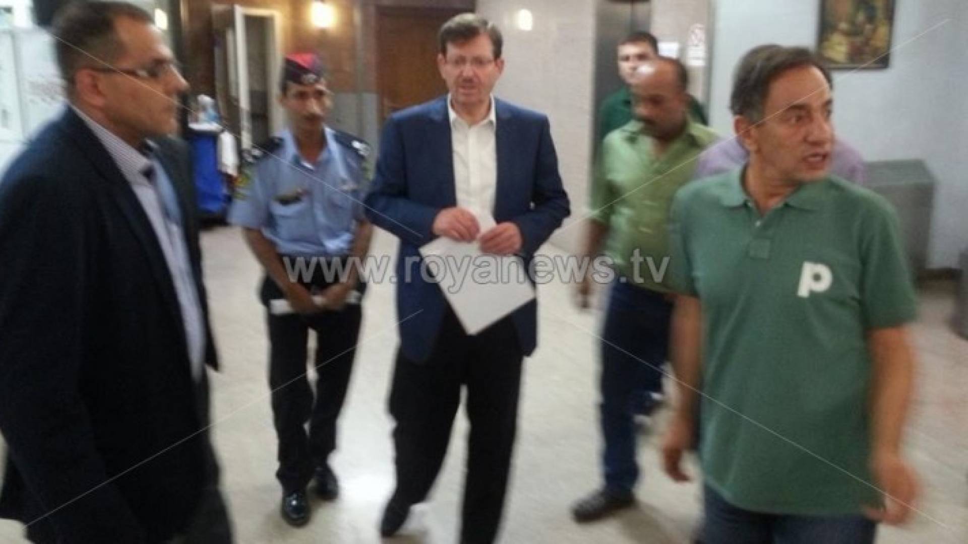 عمان: وزير الصحة يتفقد الحالات المصابة بالتسمم الغذائي في حي نزال.. تفاصيل