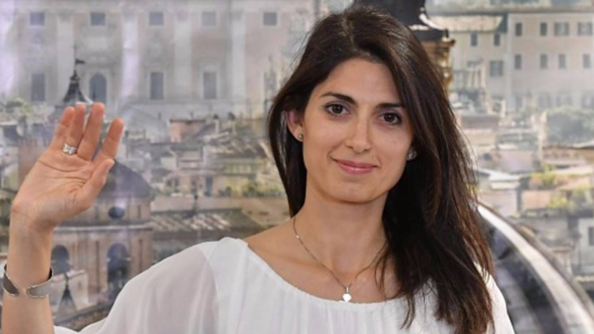 فيرجينيا راغي القيادية في "حركة النجوم الخمس" ورئيسة بلدية روما - 19 يونيو 2016