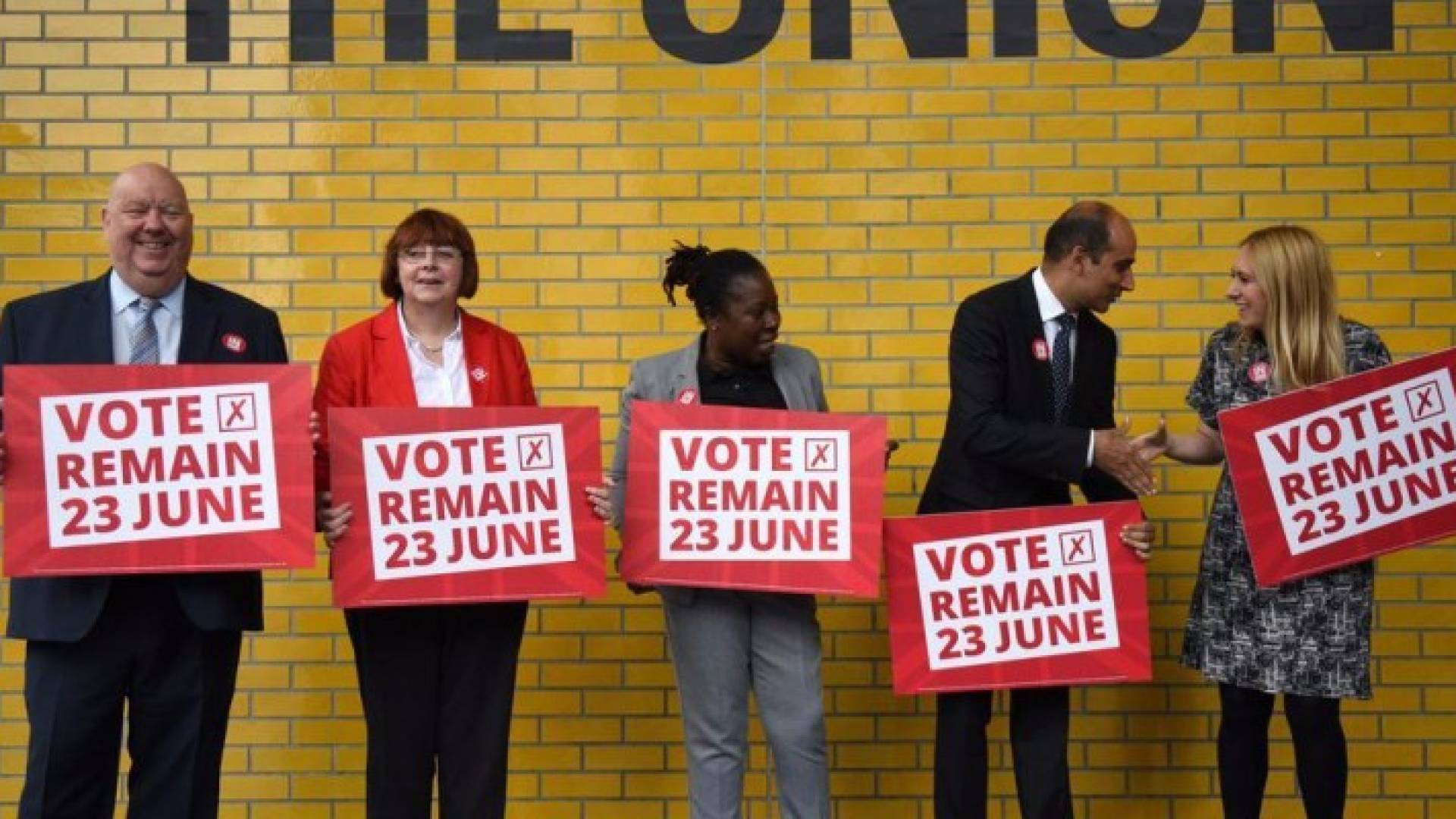 اشتدت سخونة الحملات التي ينظمها المؤيدون للبقاء والمعارضون له