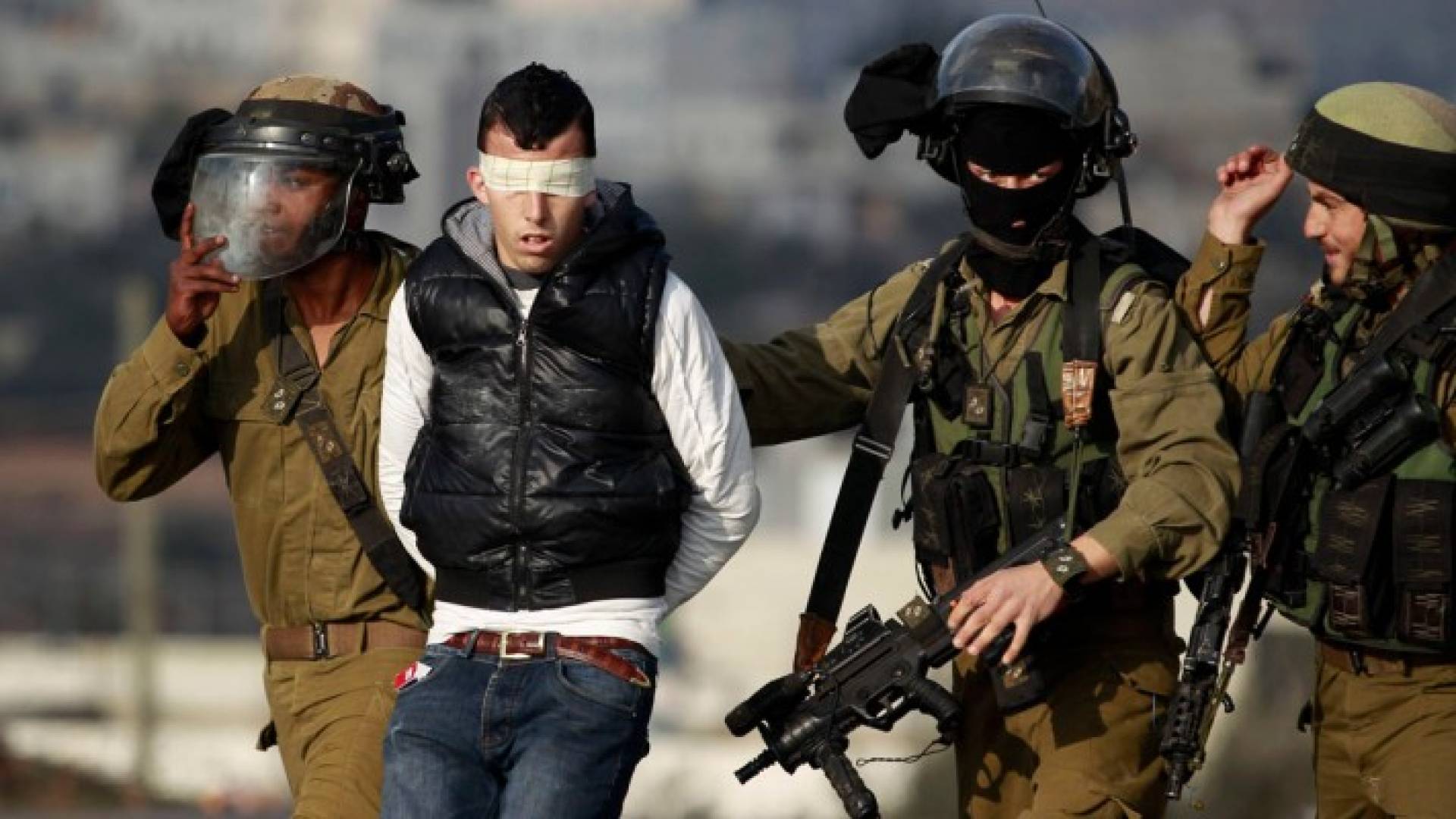 عناصر من شرطة الاحتلال الاسرائيلي تعتقل شابا فلسطينيا 
