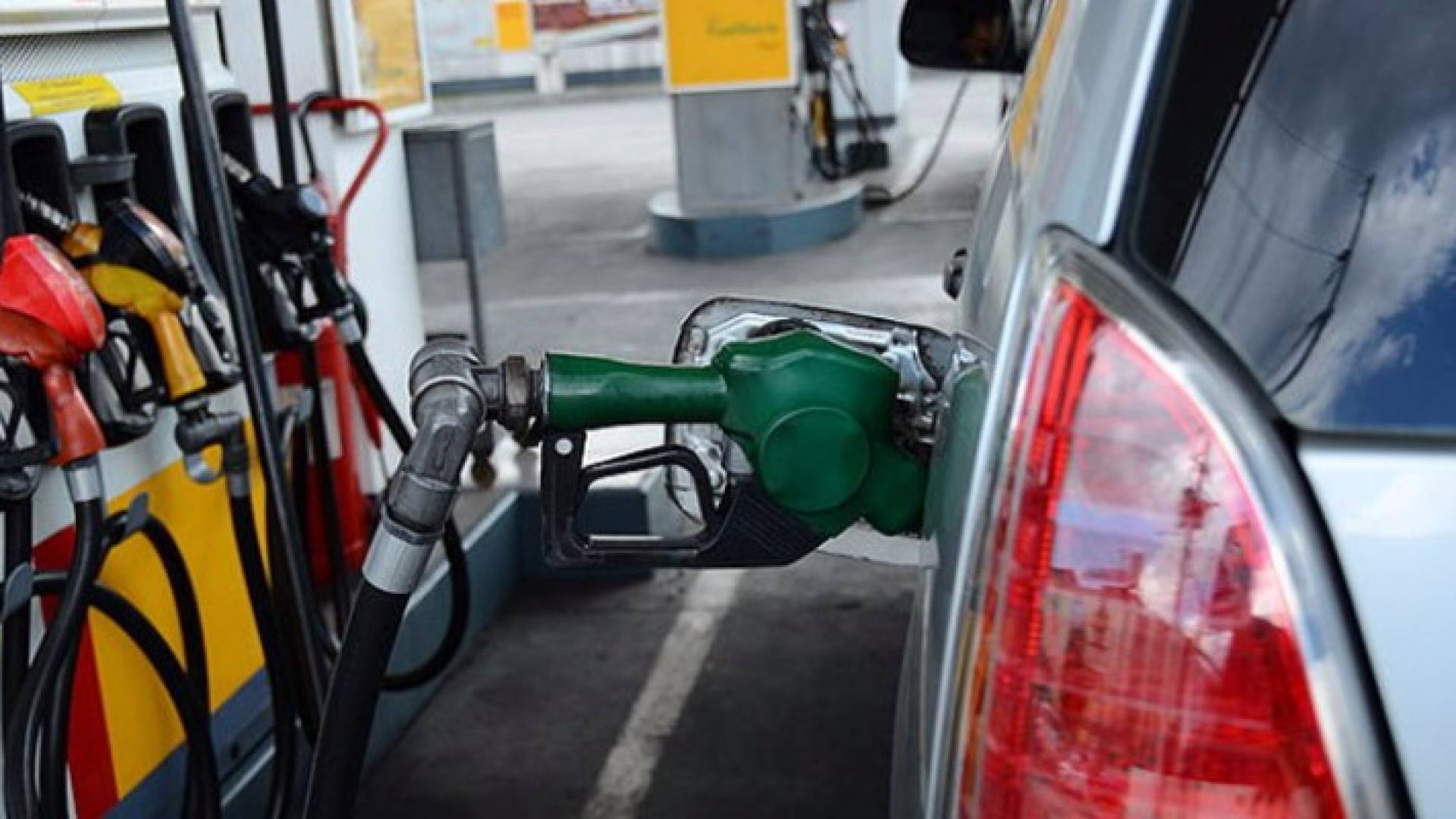 الحكومة تضيف 25 فلسا على لتر البنزين والسولار والكاز