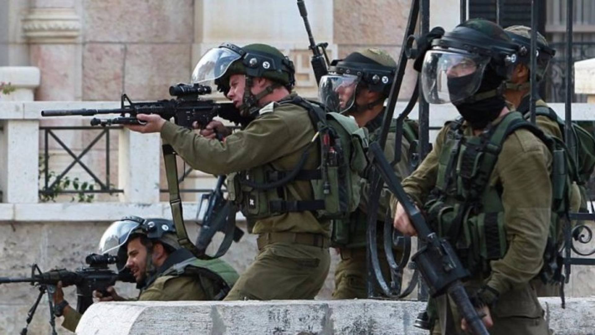 استشهاد فلسطيني وإصابة آخرين برصاص الاحتلال