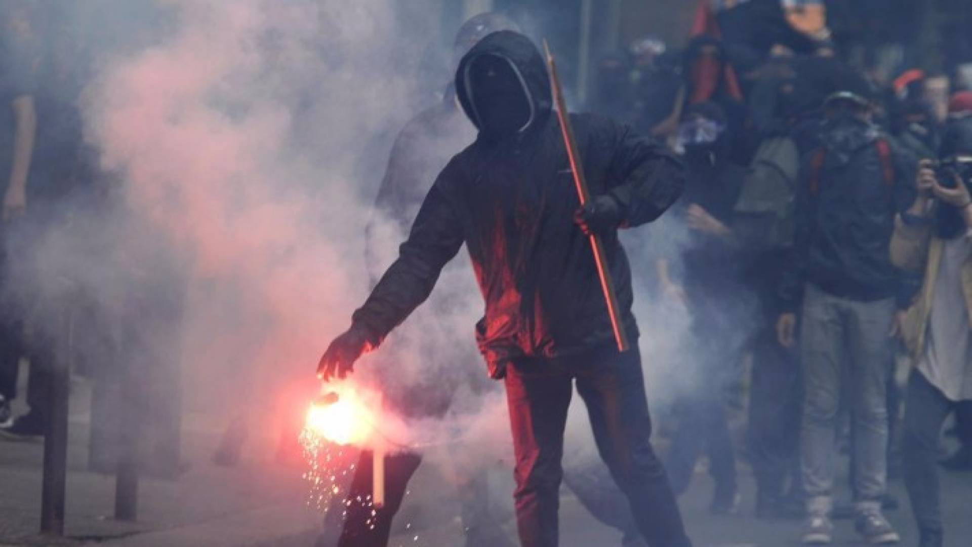 الشرطة الفرنسية تحظر مظاهرة عمالية