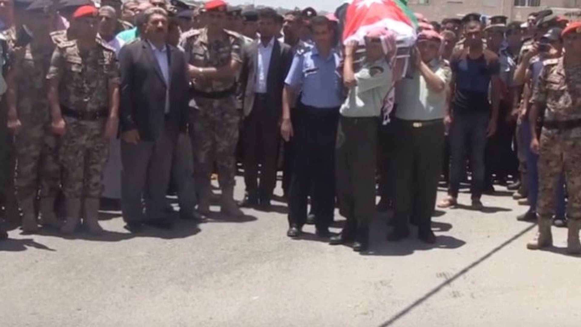 جانب من التشييع