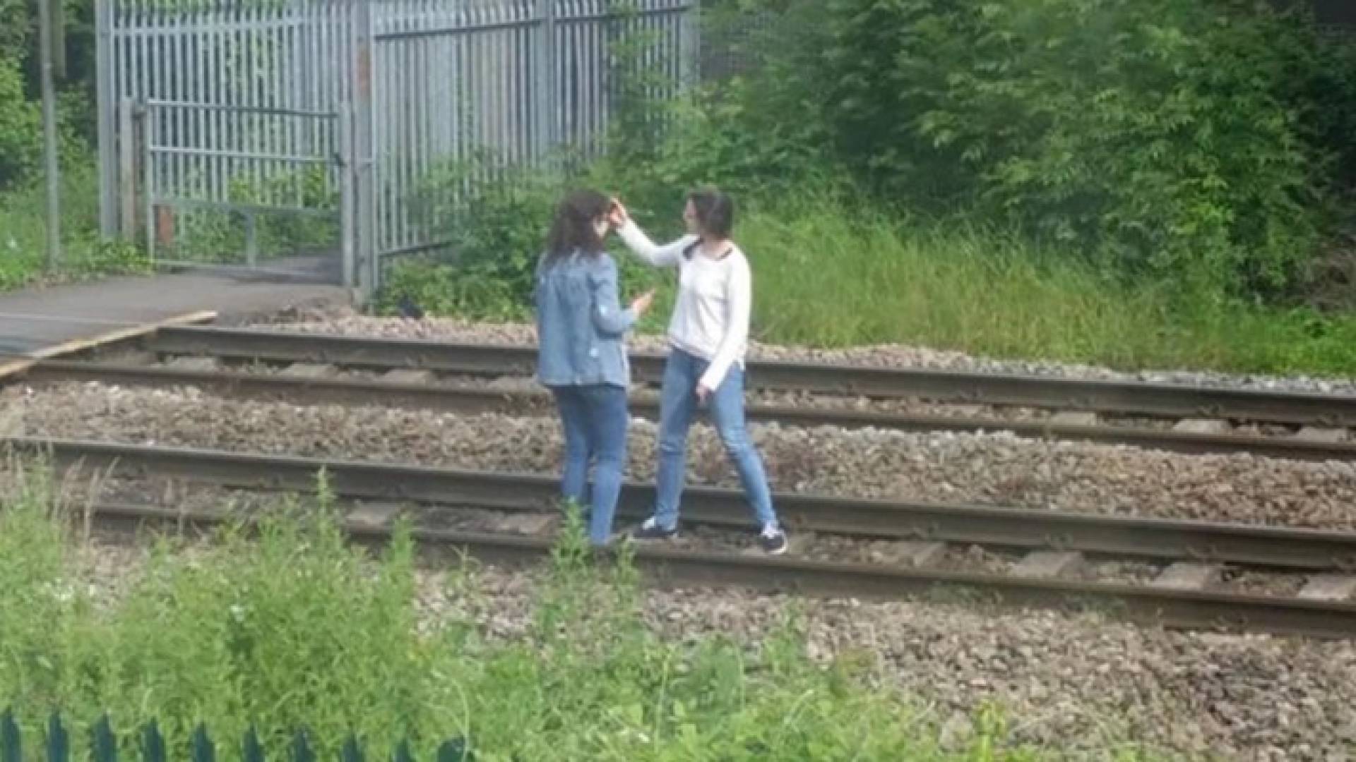 مراهقتان بريطانيتان تلتقطان السيلفي فوق سكة الحديد