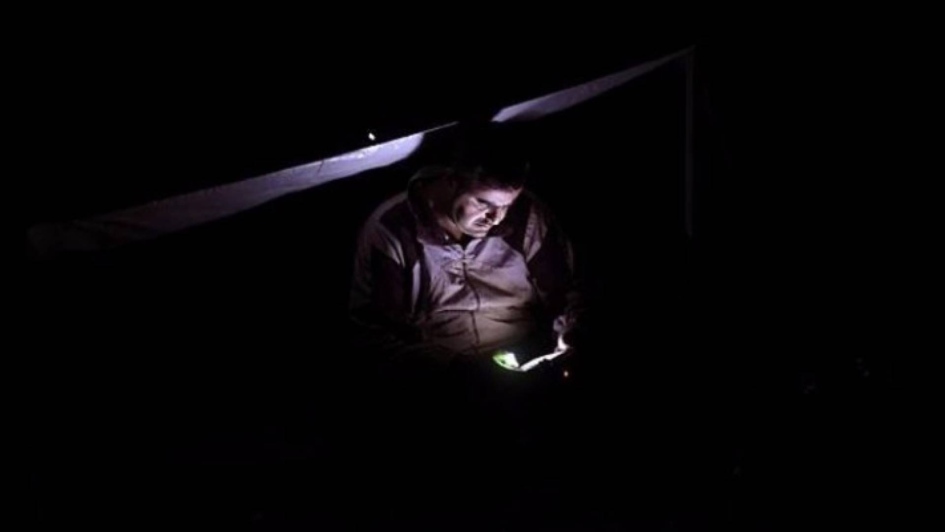 قد يصيبك العمى المؤقت في حال النظر بعين واحدة إلى الهواتف الذكية