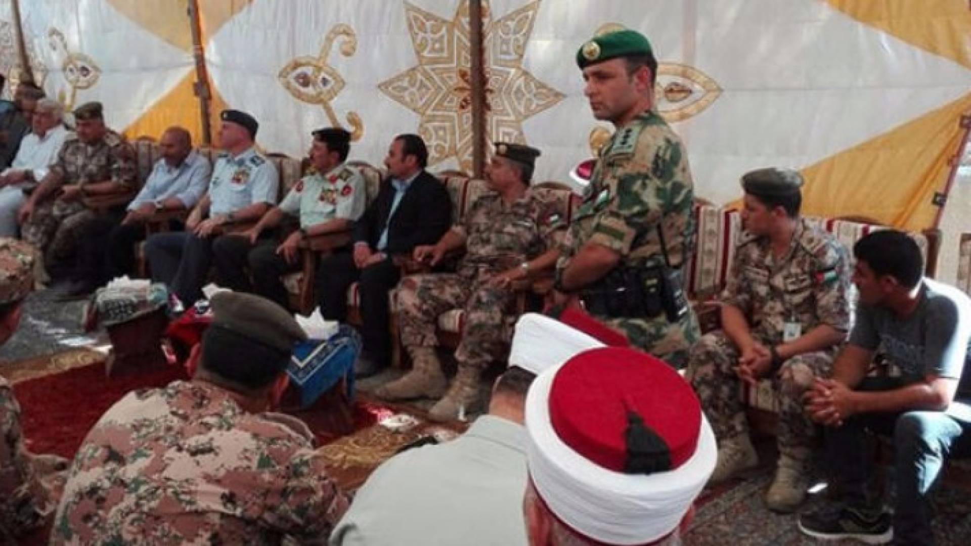 الأمير فيصل يقدم العزاء بالشهيد الطلافحة