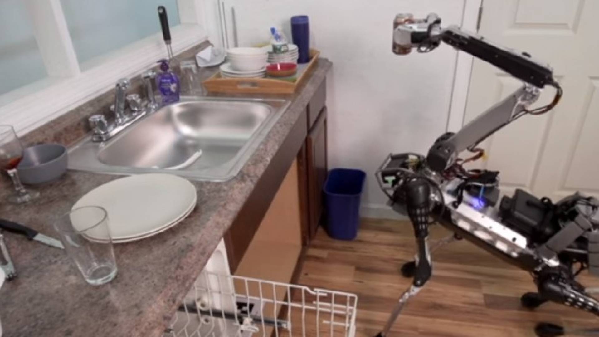 بشرى لربات البيوت .. روبوت آلي يغسل الأواني