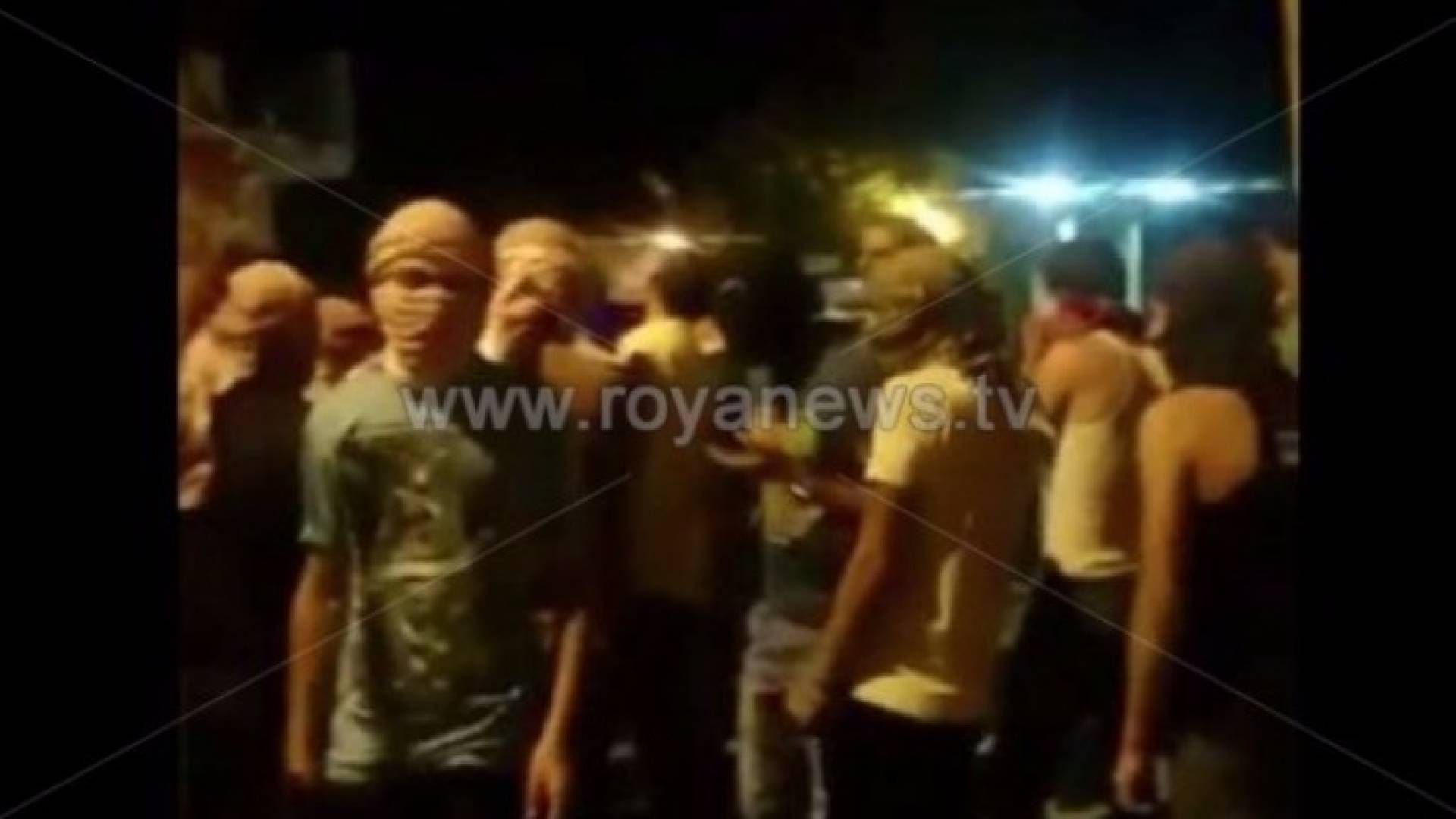 محتجون يغلقون طريق المريجمة بالحجارة والإطارات المشتعلة