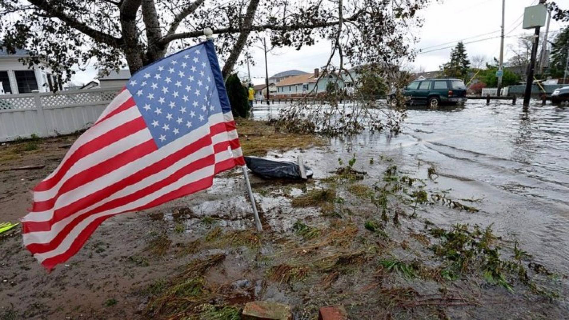 23 قتيلا في أسوأ فيضانات بأميركا هذا العام